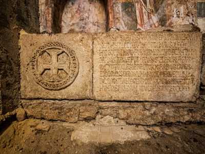 ...e tombe millenarie